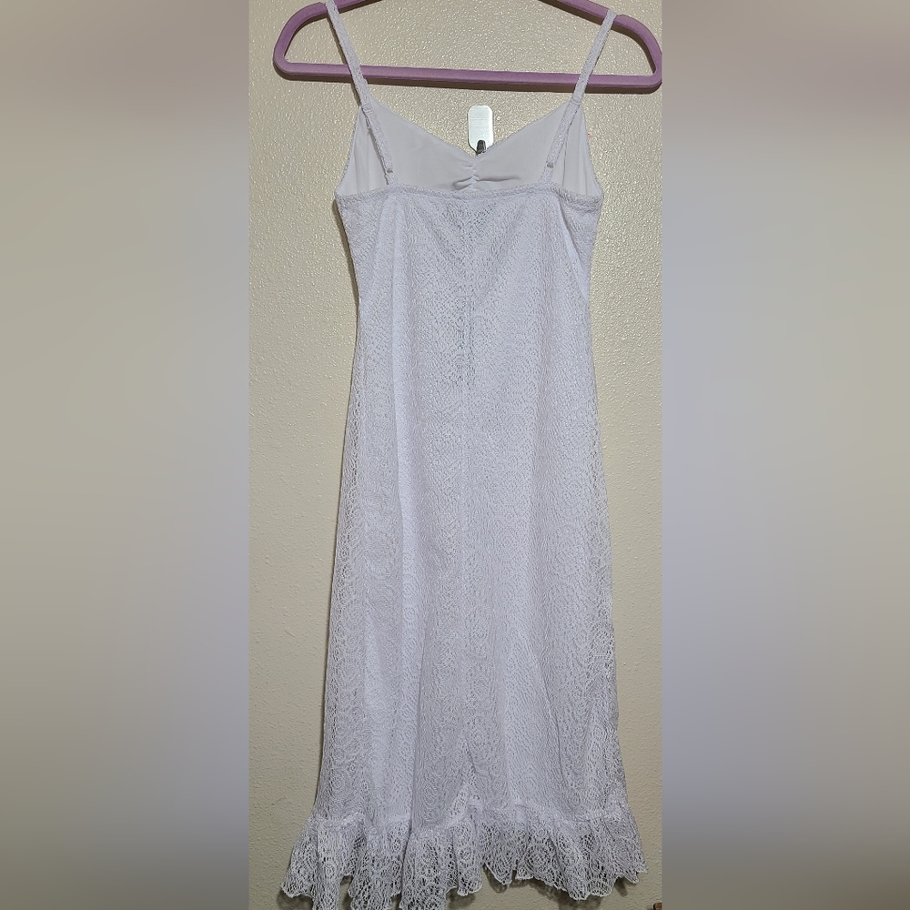 White dress Ideal for a simple but delicate civil wedding